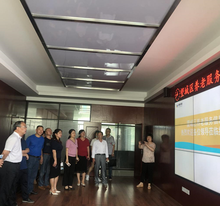 長(zhǎng)沙、湘潭市人大調(diào)研發(fā)展養(yǎng)老公司雷鋒路社區(qū)居家養(yǎng)老服務(wù)中心