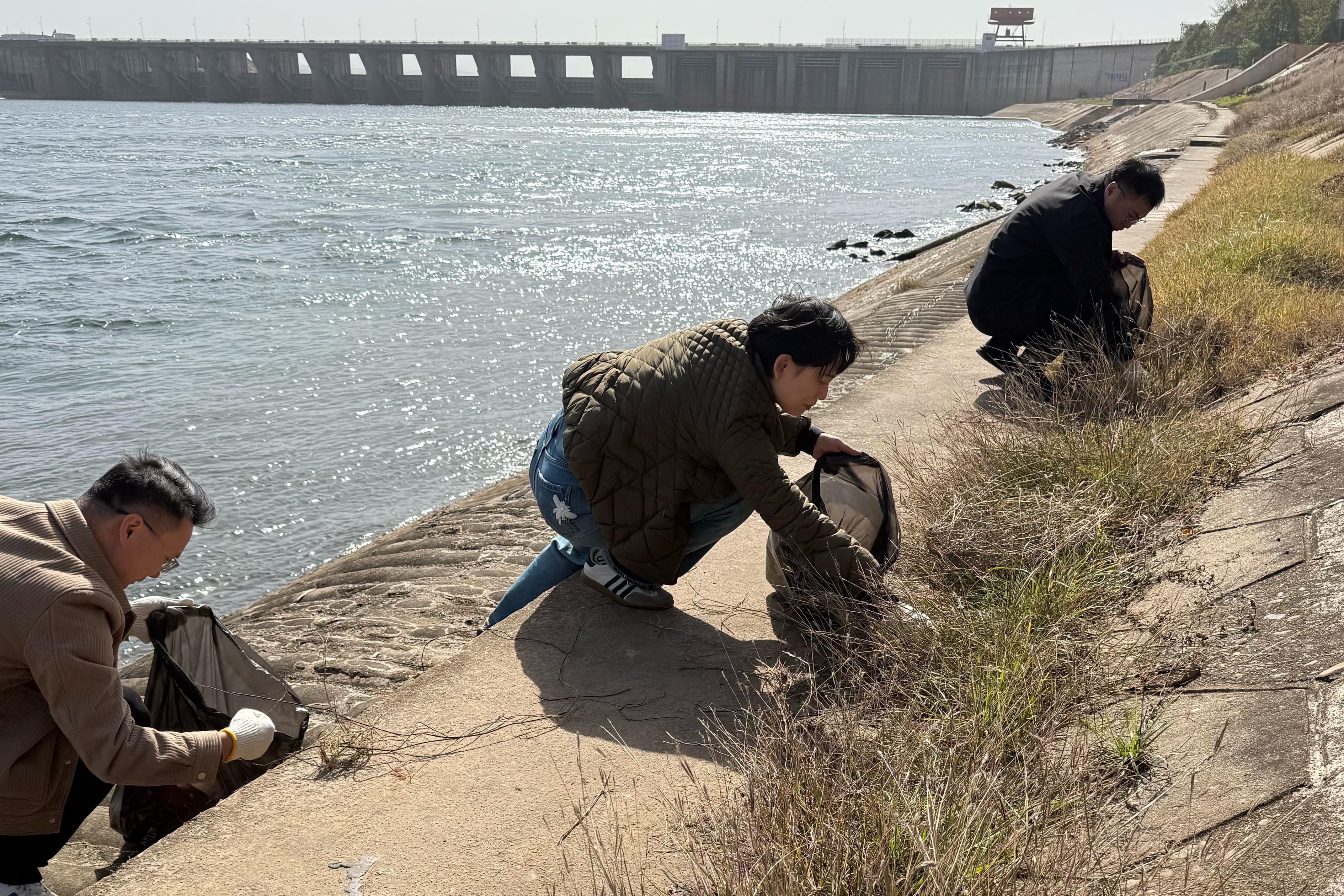清流映黨旗 實(shí)干踐初心——發(fā)展新能源黨支部開展“守護(hù)河道生態(tài)”主題黨日活動(dòng)